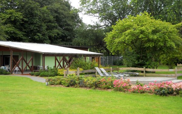 Sonnendeck vor dem Haupthaus vom Waldfreibad Gnarrenburg