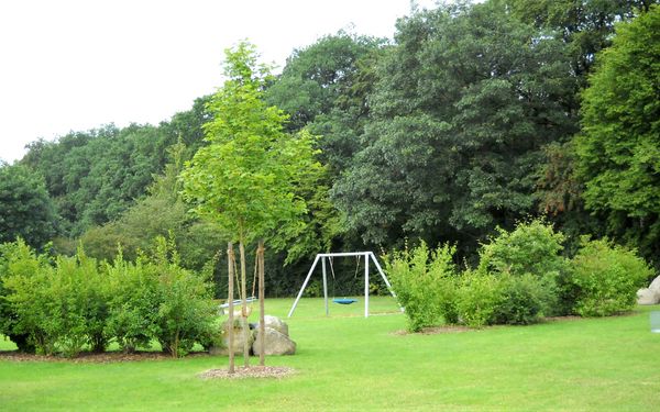 Wiese mit Kinderspielbereich im Waldfreibad Gnarrenburg