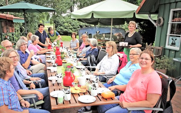 Kaffeetafel auf Jüttens Hof