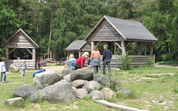 Kinder und Erwachsene auf dem Abenteuerspielplatz Großes Holz