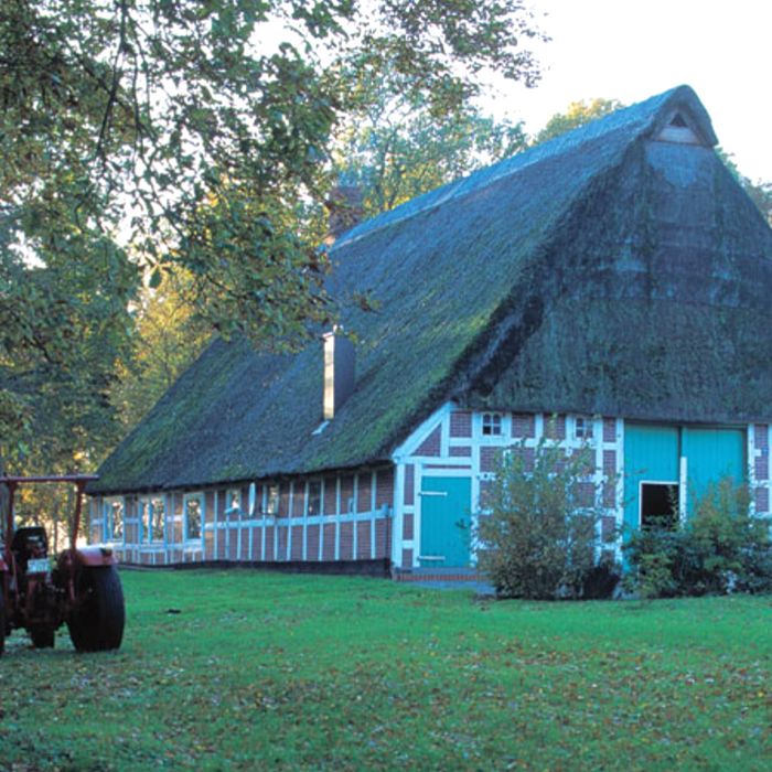 Liebevoll erhaltene Strohdachhäuser - typisch für Findorff-Siedlungen wie Ostendorf