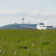 Flugplatz am Räuschenberg mit Köterberg im Hintergrund