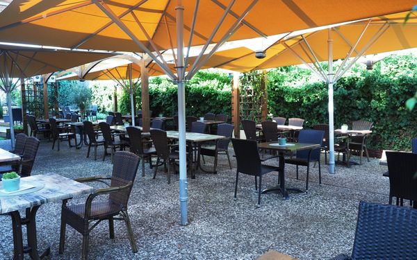 Restaurant Achillion Übersicht Terrasse mit Sonnenschirmen.JPG