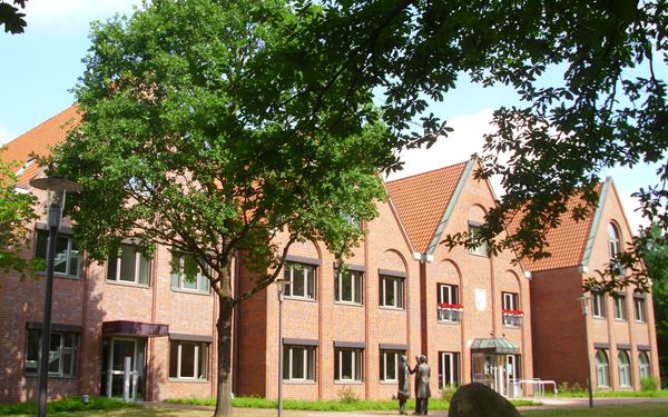 Das Tarmstedter Rathaus mit Vorder- und Nebeneingang