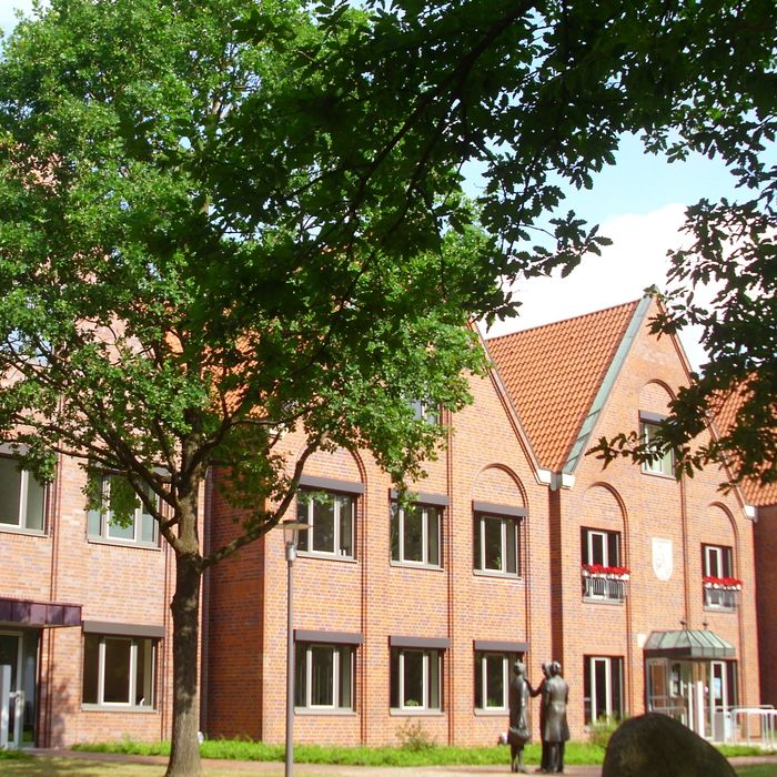 Das Tarmstedter Rathaus mit Vorder- und Nebeneingang