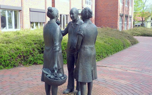 Jan, Anna und Trina, so heißen die drei "Plattsnackers" aus Bronze, die vor dem Rathaus stehen