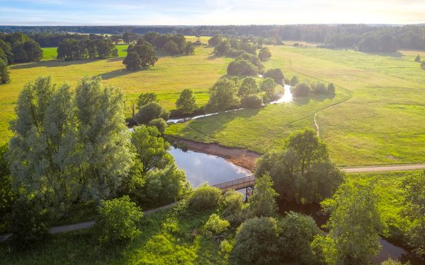 Die Wümme mit Gothardbrücke aus der Vogelperspektive