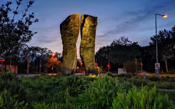 Das Kunstwerk Tor zur Stadt bei Nacht