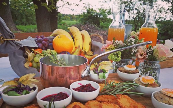 Vorbereitetes "Tischlein-deck-Dich!" beim Schafstall Spieker