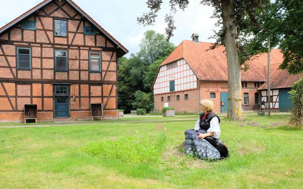 Führung mit Susi Münch auf dem Gut des Jagdschlosses Burgsittensen