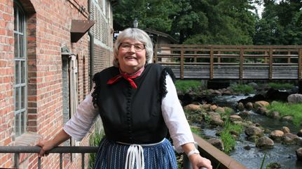 Gästeführerin Erika Jaschinski an der alten Wassermühle