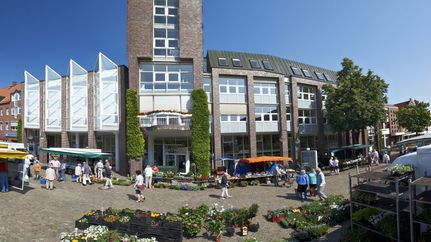 Rathaus mit Wochenmarkt