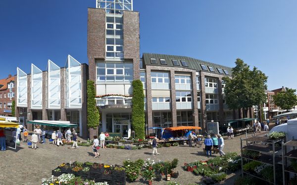 Rathaus mit Wochenmarkt