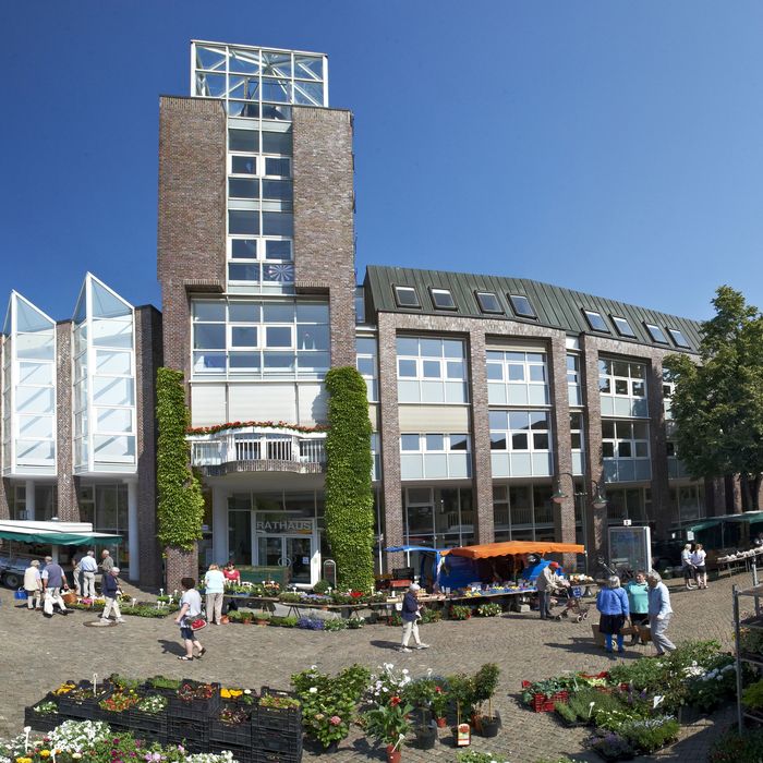 Rathaus mit Wochenmarkt