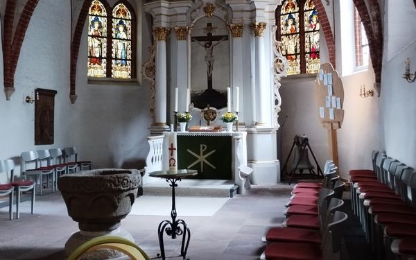 Taufstein und Altar der St.-Johannis-Kirche