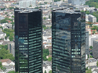 Deutsche-Bank Zwillingstürme Stadt im Hintergrund