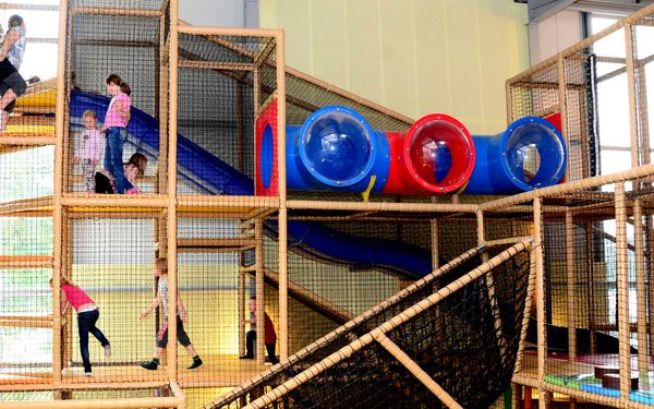 Kletterlabyrinth mit Rutsche in der KITO-Kinderwelt