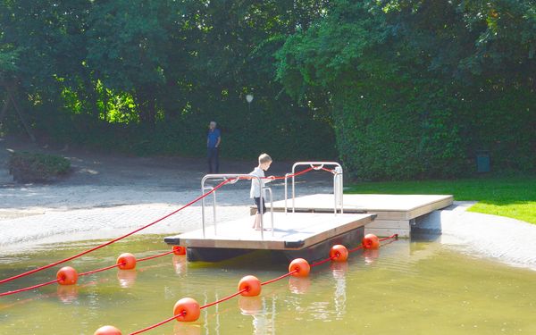 Kinderfähre in den Spiel- und Wasserlandschaften am Vörder See