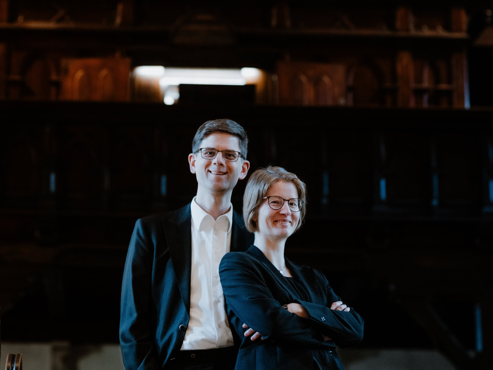 Anne und Olaf Engel vor der Orgel in der St. Johannis Kirche.
