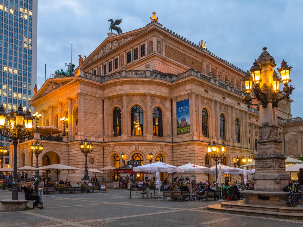 Alte-Oper-Abendstimmung-Abend-Konzerte-Musik-Außenansicht-Opernplatz.jpg