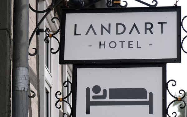 Landart Hotel -  Hängendes Hotelschild 