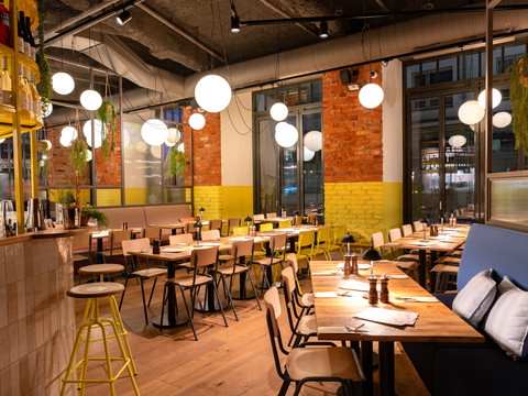 Der Innenbereich des Restaurants Nuva ist in moderner Industrial Optik gestaltet, Gastronomie
