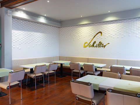 Die Einrichtung des Restaurant und Café Schiller ist schlicht und modern gehalten, Gastronomie