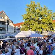 Abendmarkt-Holter Kirchplatz.jpg