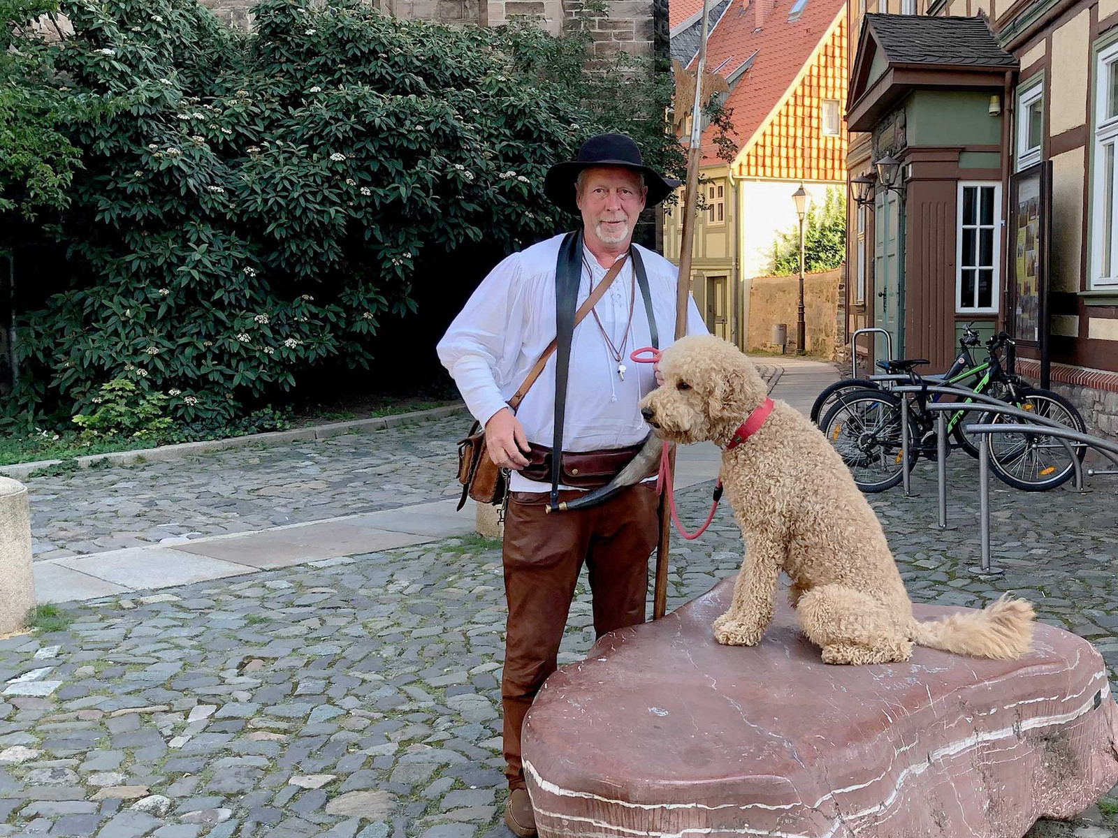 Nachtwächter mit seinem Hund Choco