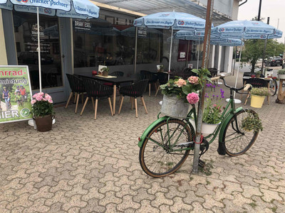 Omas Drahtesel in Schöningen - Außenansicht mit bepflanztem Fahrrad