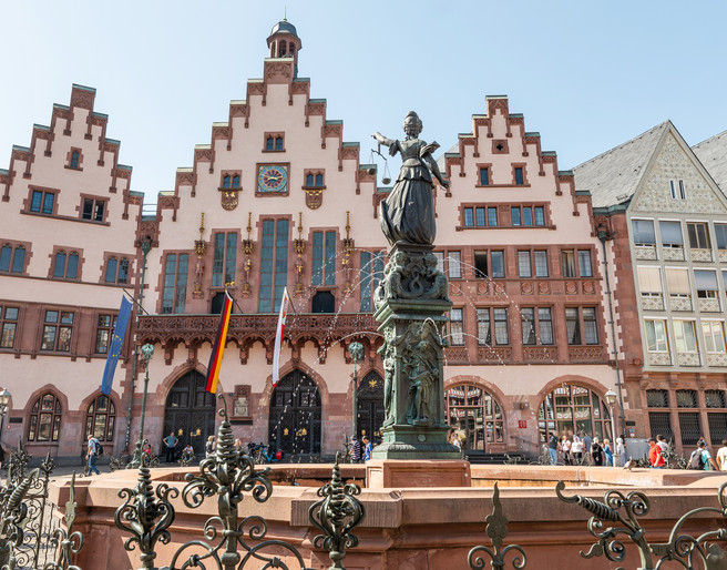 Frankfurt_Römerberg+Ostzeile+Gerechtigkeitsbrunnen_1040285_© #visitfrankfurt_plazy_Isabela_Pacini.jpg