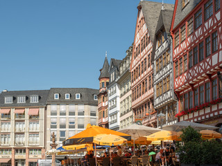Frankfurt_Römerberg+Ostzeile+Gerechtigkeitsbrunnen_1040269_© #visitfrankfurt_plazy_Isabela_Pacini.jpg