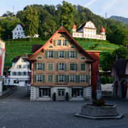 Sarner Dorfplatz mit Landenberg