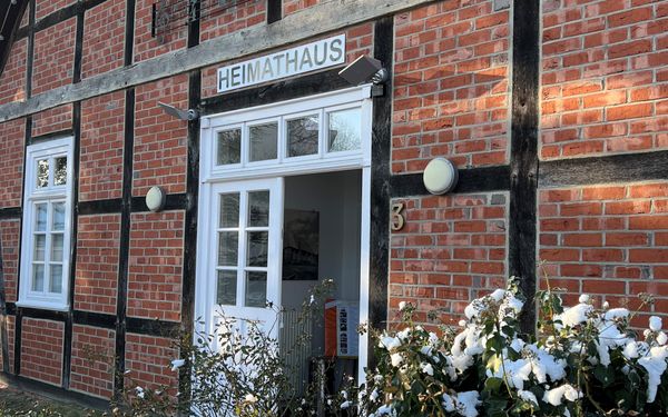 Die Heimathaus-Fassade im Winter