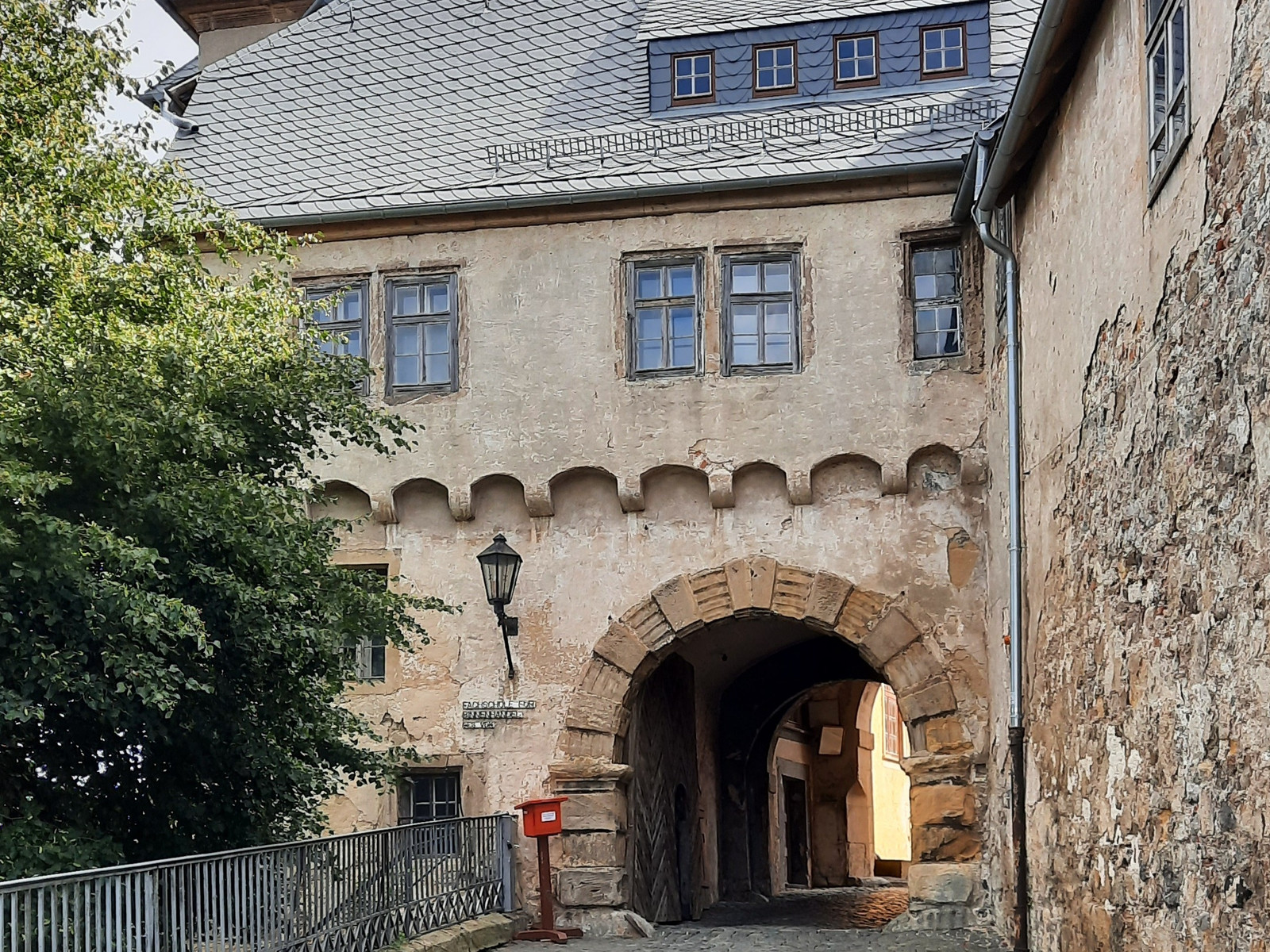 Großes Schloss in Blankenburg - Eingang mit Sonderstempelkasten