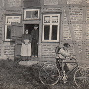 Eggeberg Willi Wesselman mit Schülermütze und Fahrrad um 1912 bearbeitet - Leihgabe von Martin Surmann.jpg
