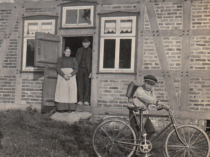 Eggeberg Willi Wesselman mit Schülermütze und Fahrrad um 1912 bearbeitet - Leihgabe von Martin Surmann.jpg