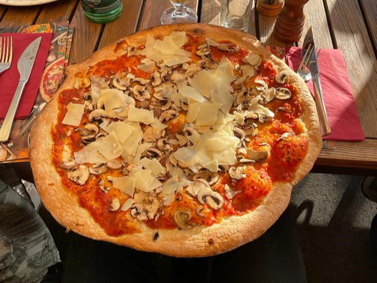 Pizza_Funghi_CC_BY_SA_Teutoburger_Wald_Stadt_Schloss_Holte-Stukenbrock.jpg