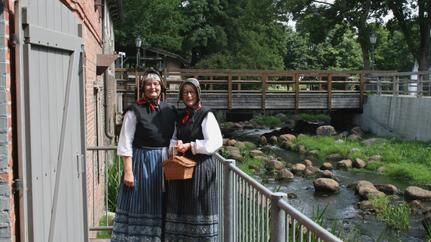 Die Gästeführerinnen an der Wassermühle Sittensen
