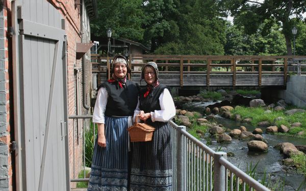Die Gästeführerinnen an der Wassermühle Sittensenn