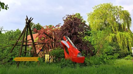 Der große rote Schuh in Ostertimke