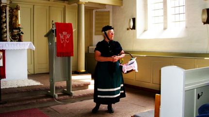 Gästeführerin Marita Pfeffer in der Wilstedter Kirche