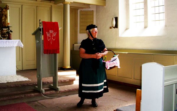 Gästeführerin Marita Pfeffer in der Wilstedter Kirche