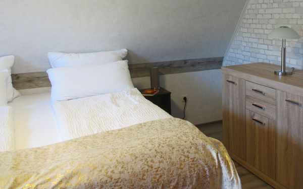 Schlafzimmer mit Boxspringbett in der Ferienwohnung Anne