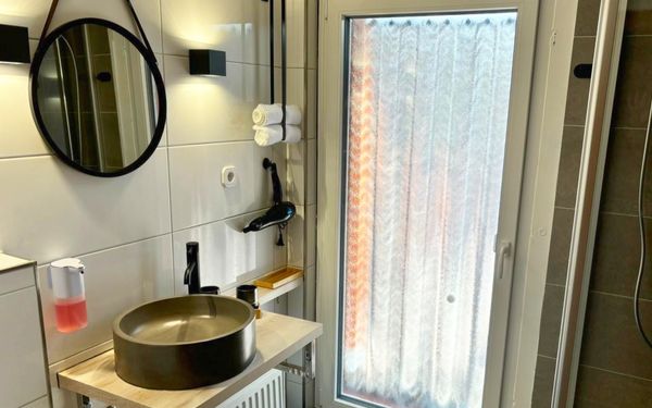 Bad mit Zugang zur Dachterrasse in der Ferienwohnung Anne