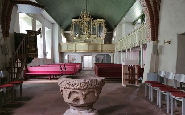 Die Orgel im Hintergrund der St.-Johannis-Kirche