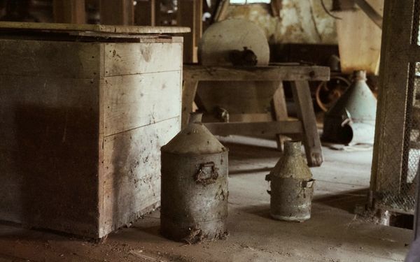 Ursprüngliche Kannen aus der alten Wassermühle
