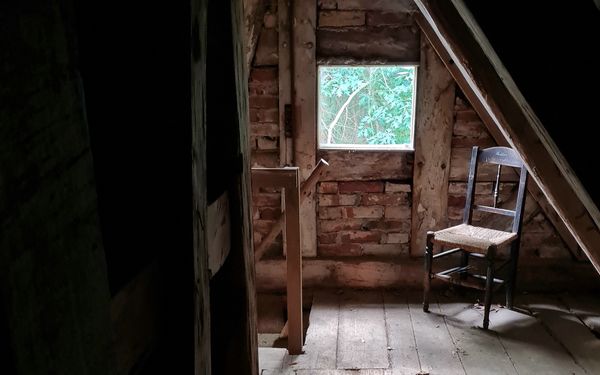 Stuhl dient als Deko in der alten Wassermühle