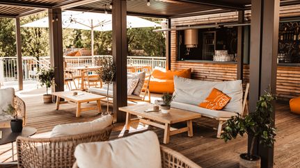 Überdachte Lounge im Strandgold am Weichelsee