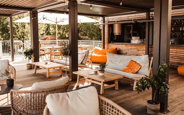 Überdachte Lounge im Strandgold am Weichelsee
